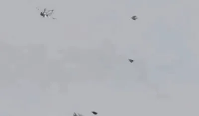 (VIDEO) Dramatične scene iznad Dubaija: F-16 oborio iranski dron pred kupačima