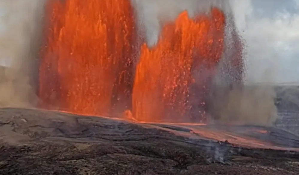 (VIDEO) Velika erupcija na Havajima: Vulkan Kilauea izbacuje lavu 400 metara uvis