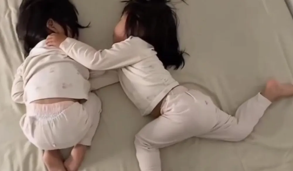 Video dvije bebe koje spavaju osvojio mreže