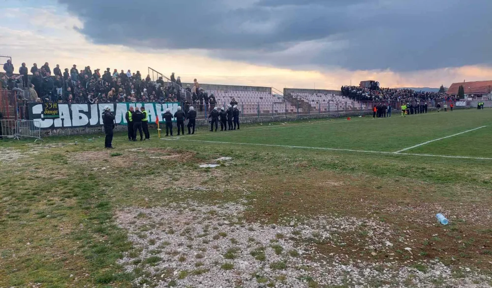 UP: Spriječen fizički sukob navijača FK "Čelik" i FK "Zabjelo", u toku identifikaciji lica