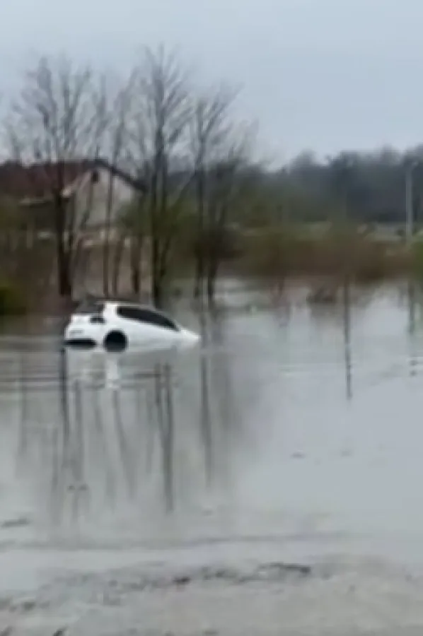 Prijedor: Voda povukla automobil, mladić jedva izvukao živu glavu