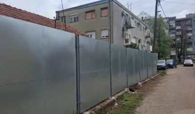 Ne stišava se bura oko izgradnje šestospratnice u Nikšiću: Oko "sporne" parcele postavljena ograda, građani negoduju