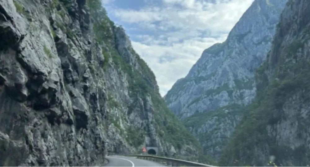 Povoljni uslovi za vožnju, u klisurama mogući sitniji odroni