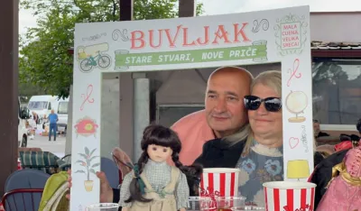 (VIDEO) Tržnice i pijace organizovale prvi &bdquo;Vintidž dan&ldquo; na buvljaku: Duh uspomena iz starih predmeta