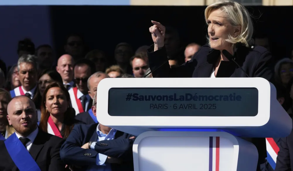 Le Pen: Povukla bih Francusku iz integrisane vojne komande NATO-a