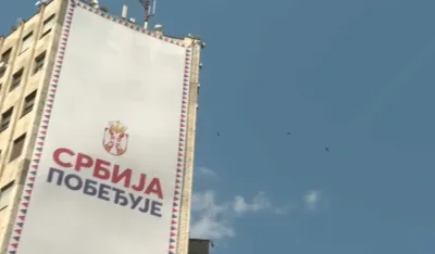 Vučić: Baner sa Palate Albanija biće uklonjen u 19 sati, angažovani alpinisti