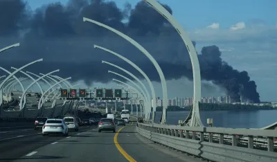 Ukrajina napala Sankt Peterburg, gori naftni terminal