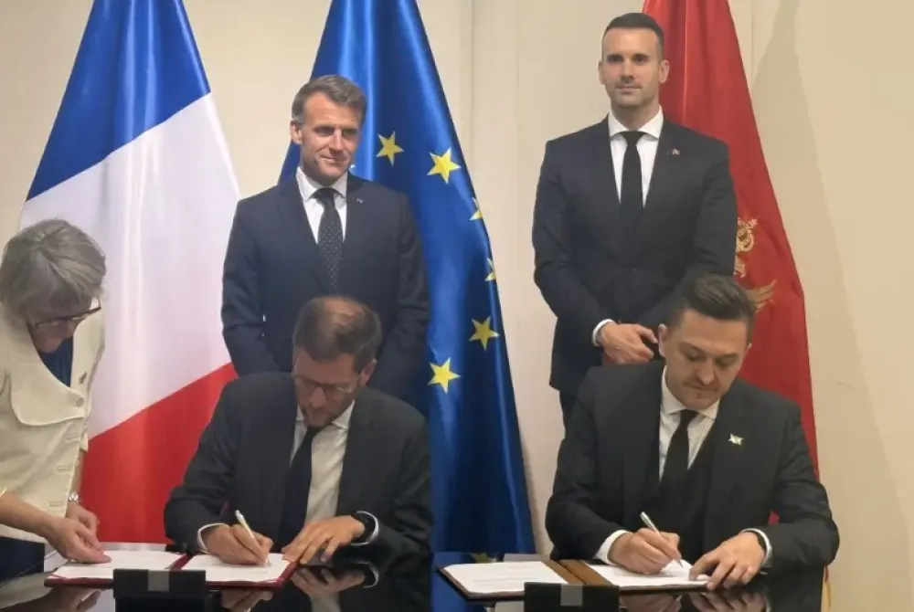 Spajić i Makron potpisivanje sporazuma