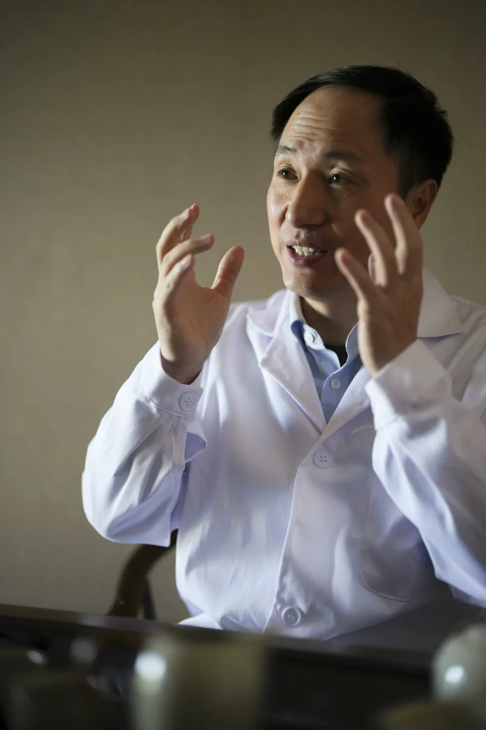 He Đankui, naučnik za DNK koji je proveo tri godine u zatvoru nakon &scaron;to je stvorio genetski modifikovane bebe, u svom domu u Pekingu, 18. oktobra 2025.