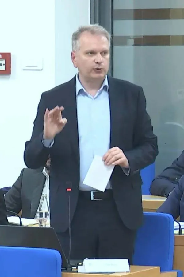 Срђан Перић у градском парламенту 