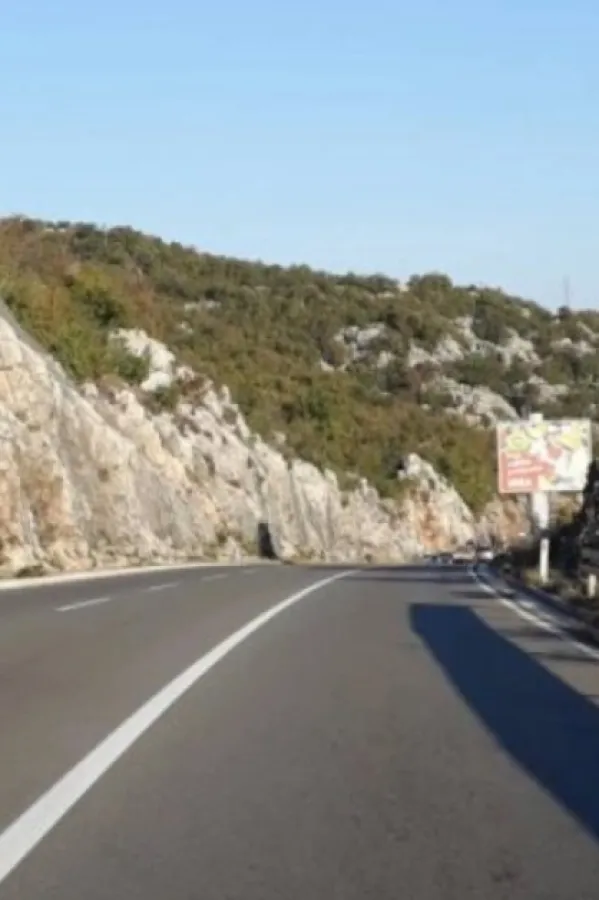 Saobraća se nesmetano, vožnju prilagoditi uslovima na putu