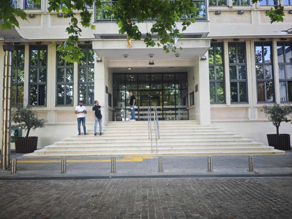 Počeo sastanak većine, prisustvuje i DNP