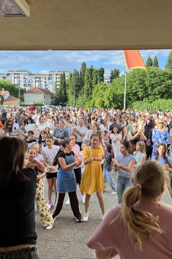 (FOTO/VIDEO) Đaci O&Scaron; &bdquo;Oktoih&ldquo; pokazali snagu zajedni&scaron;tva i solidarnosti na humanitarnom festivalu