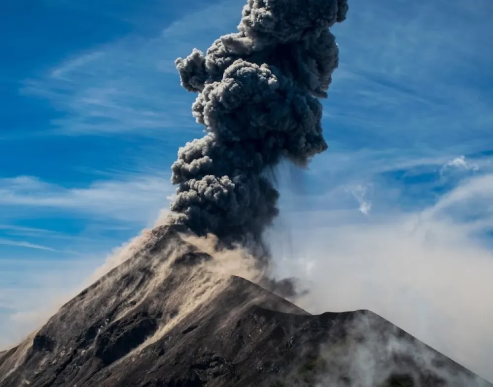 (VIDEO) Eruptirao vulkan Marapi, izbacio stup pepela visok dva kilometra