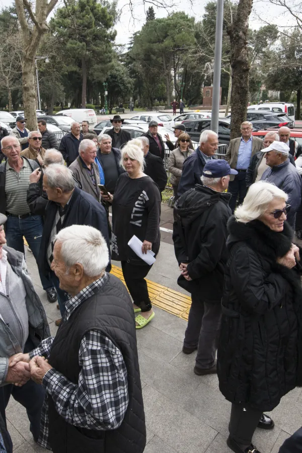 Otvoreno pismo penzionera Gutiću:&nbsp;Kad ima para za Rikija Martina, mora biti i za veće penzije