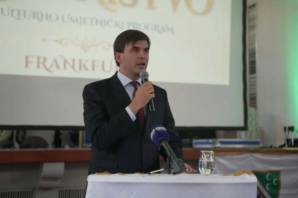 Nakon pisanja &bdquo;Dana&ldquo;, oglasio se Savez patriota Crne Gore u Njemačkoj: &Scaron;ta je Azemović tražio u Frankfurtu?