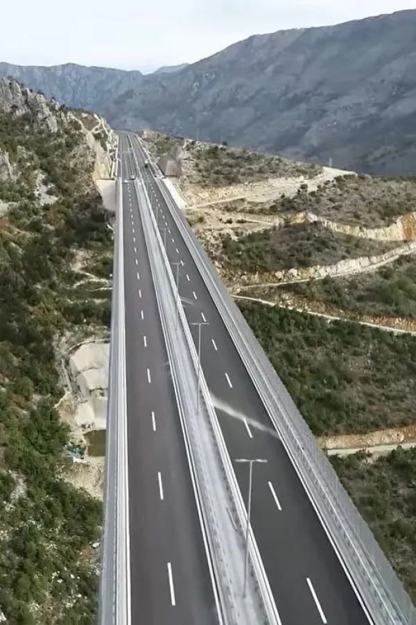 Zbog brze vožnje na auto-putu uhap&scaron;ena trojica državljana Srbije