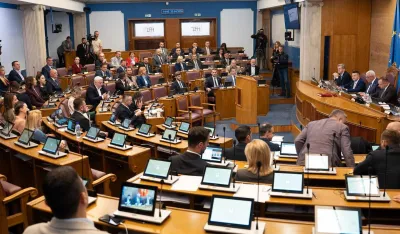 Pred poslanicima sezonci i ministri