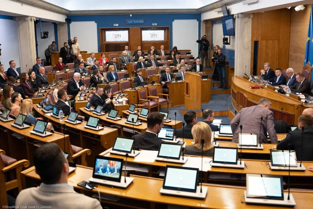 Pred poslanicima sezonci i ministri