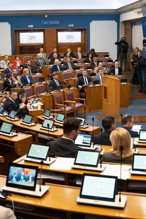 Pred poslanicima sezonci i ministri