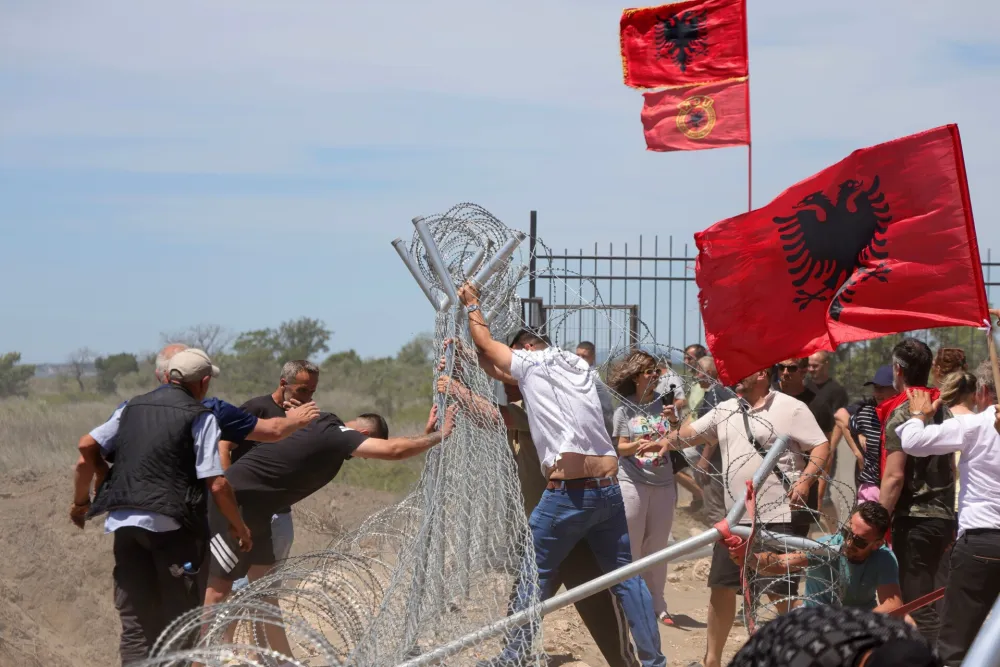 Demonstranti sru&scaron;ili ogradu oko gradili&scaron;ta odmarali&scaron;ta Džareda Ku&scaron;nera