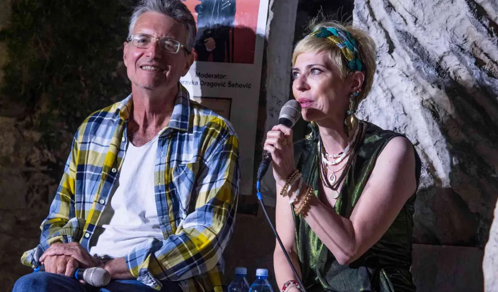 Dragojević predstavio roman "Paša" pred ispunjenim Trgom pjesnika