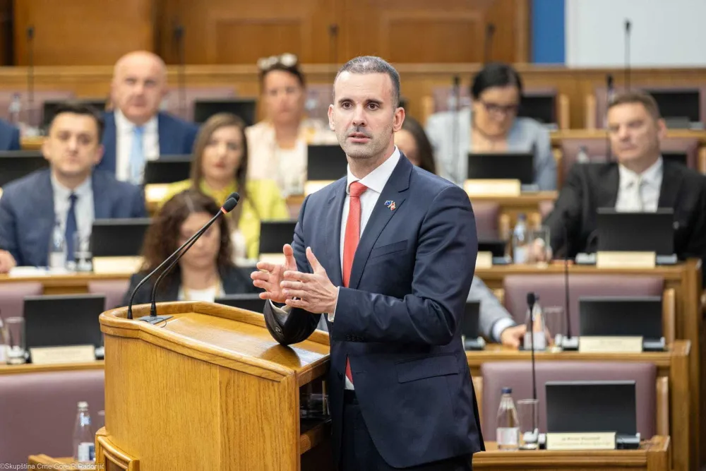 Spajić: Imali ste neformalni dogovor da se Sveti Stefan otvori; Abazović: Vi tražite rje&scaron;enja u korist investitora
