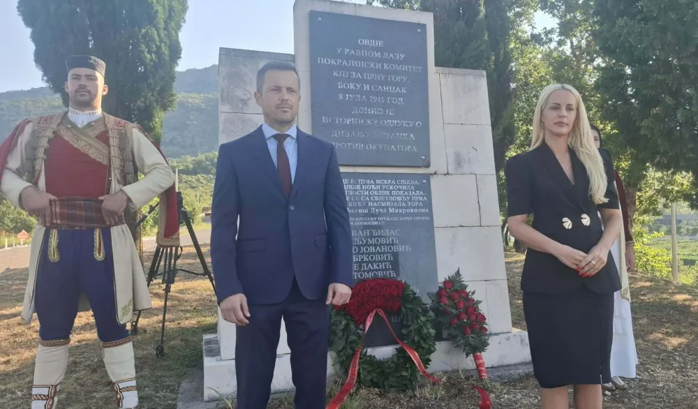 Mujović položio vijenac na spomenik na Ravnom Lazu: Onome ko zaboravi prošlost i ne vodi računa o istoriji, upitna je budućnost