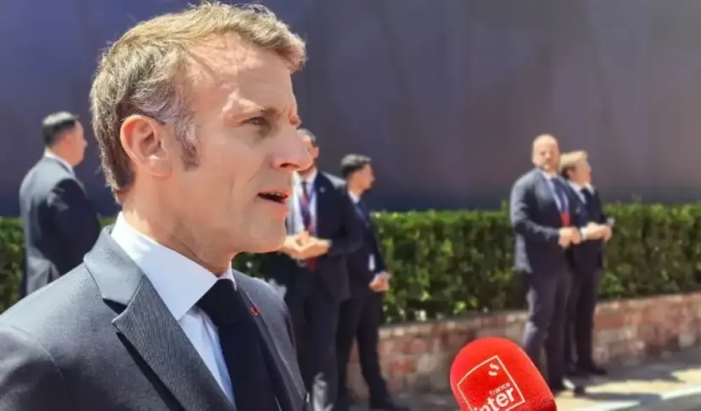 (VIDEO) Makron pokušao da poljubi ruku turskoj prvoj dami, njena reakcija izazvala buru na društvenim mrežama