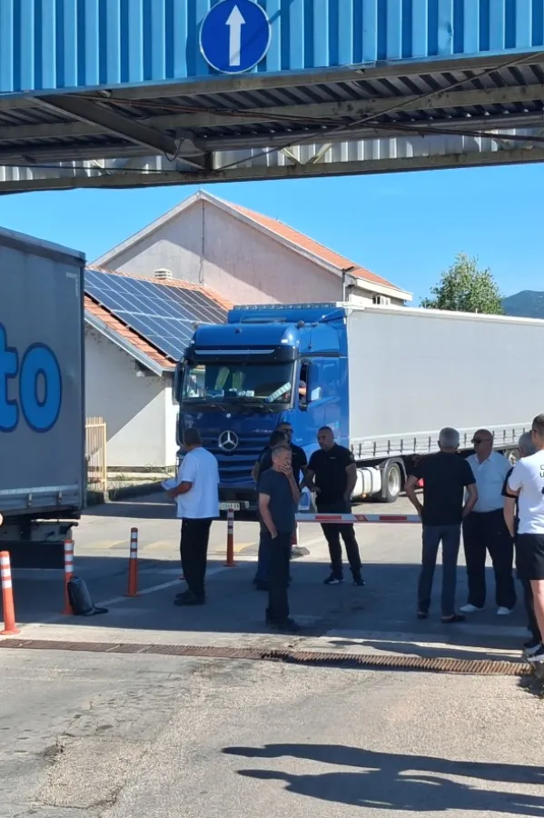 Nekada&scaron;nji radnici nik&scaron;ićkog "Autoprevoznog"  dvije decenije bez povezanog staža