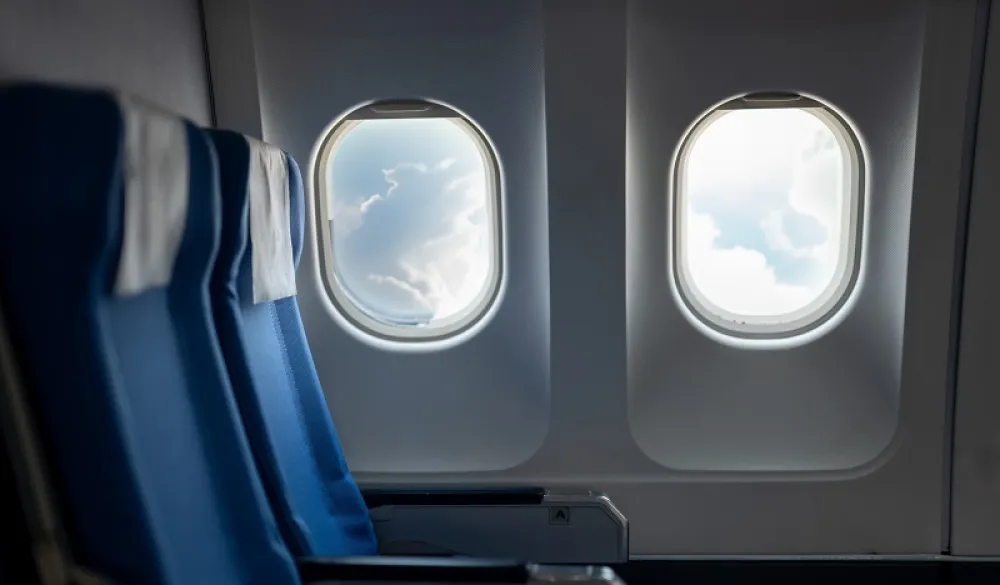 (VIDEO) Državljanin Srbije umalo ispao iz aviona nakon pucanja stakla tokom leta