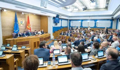 Diplome objavilo samo osam poslanika