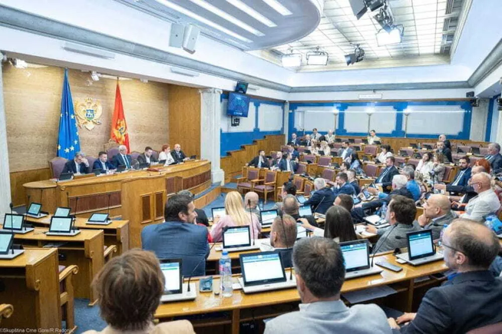Diplome objavilo samo osam poslanika