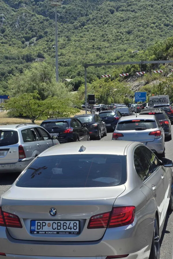 Kilometarske gužve ispred tunela Sozina