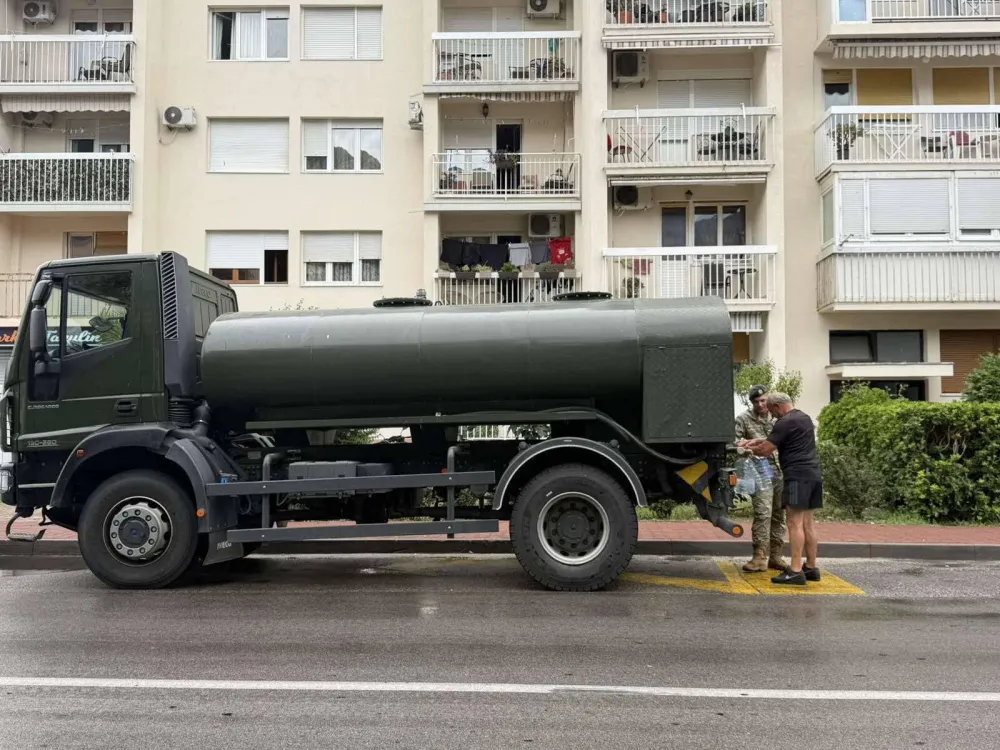 Vojska Crne Gore obezbijedila cistijernu za snadbijevanje pijaćom vodom u op&scaron;tini Kotor