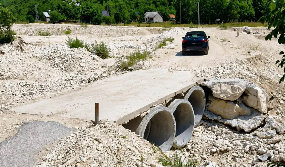 Mještani Komarnice upozoravaju: Turisti svakodnevno prolaze preko jedva prohodnih mostova