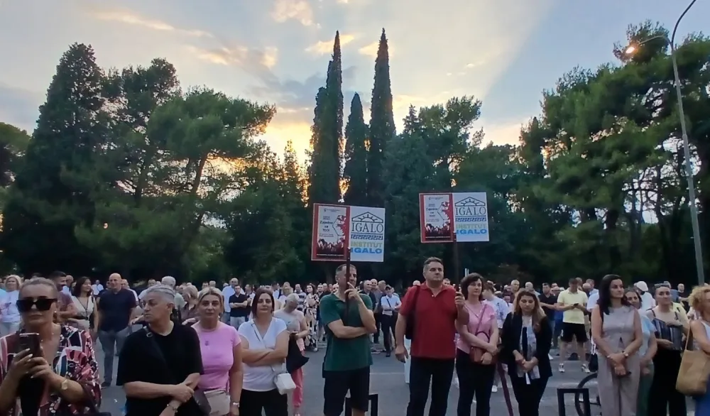 Unija slobodnih sindikata Crne Gore performansom u "5 do 12" traži veće plate