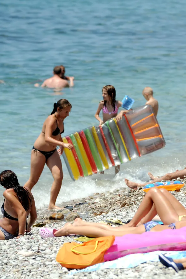 Za boravak u kupaćem kostimu van plaže kazne i do 1.000 eura