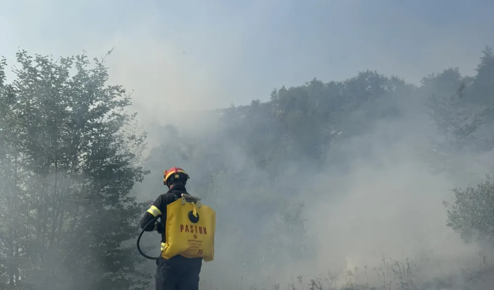 (VIDEO) Vatrena stihija na Krnovu ne posustaje: Vatrogasci već treći dan brane sela od požara