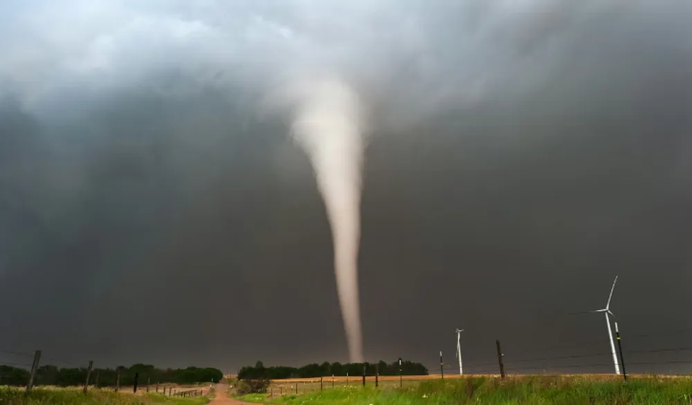 (VIDEO) Rijedak dupli tornado protutnjao kroz Švedsku