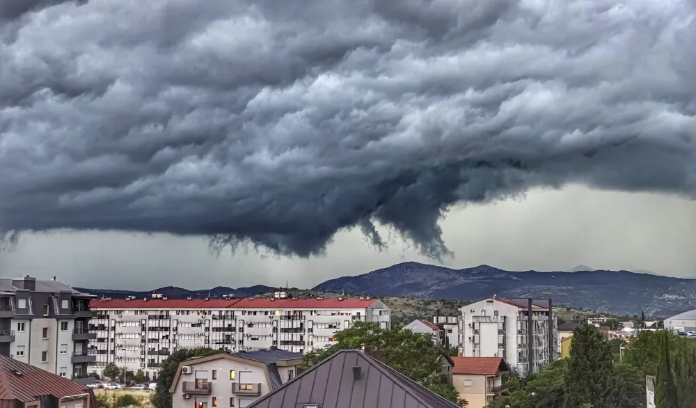 Žuti meteoalarm u Crnoj Gori zbog najavljenog jakog vjetra, lokalnih nepogoda i visokih temperatura