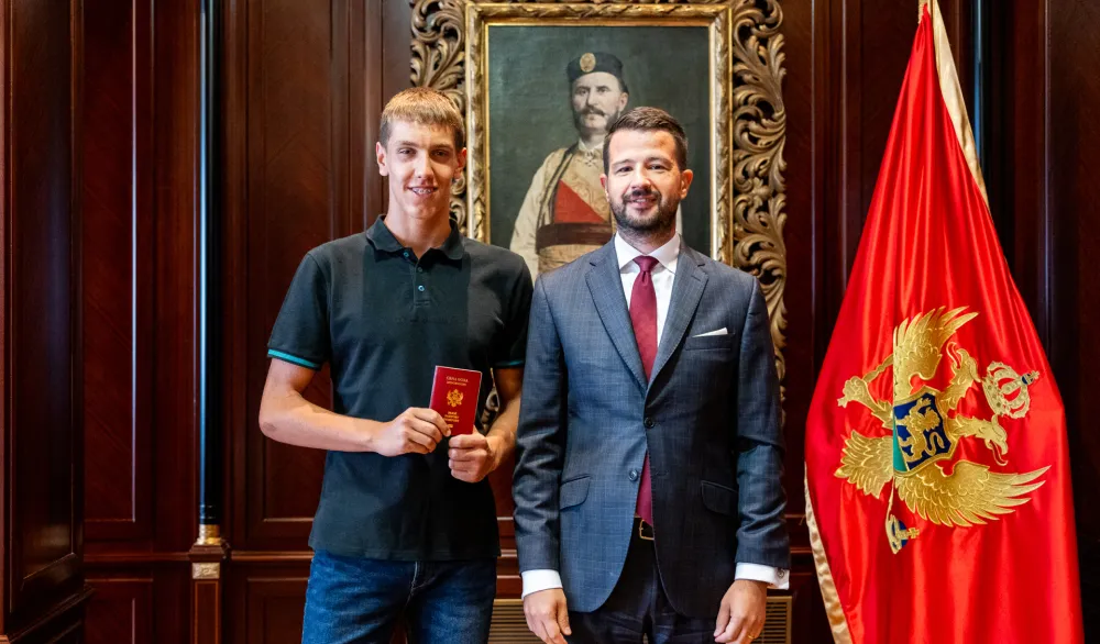 Milatović uručio pasoš Marku Pavloviću: Crna Gora dobila pojačanje za budućnost vaterpola