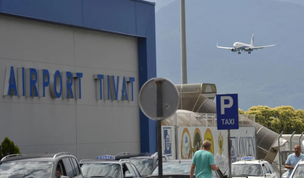 Avio-saobraćaj u Tivtu bio privremeno obustavljen zbog ogromnog prisustva ptica na pisti