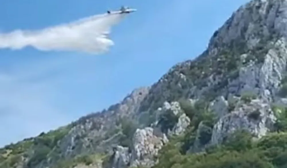 (VIDEO) Stigla pomoć iz vazduha – požar na Lisinju još uvijek aktivan
