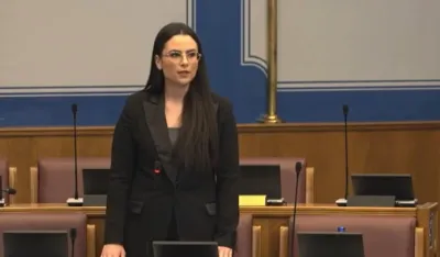 Popović: Spajić ponovo slagao javnost, državni sekretar Tripković dobio besplatnu avionsku kartu