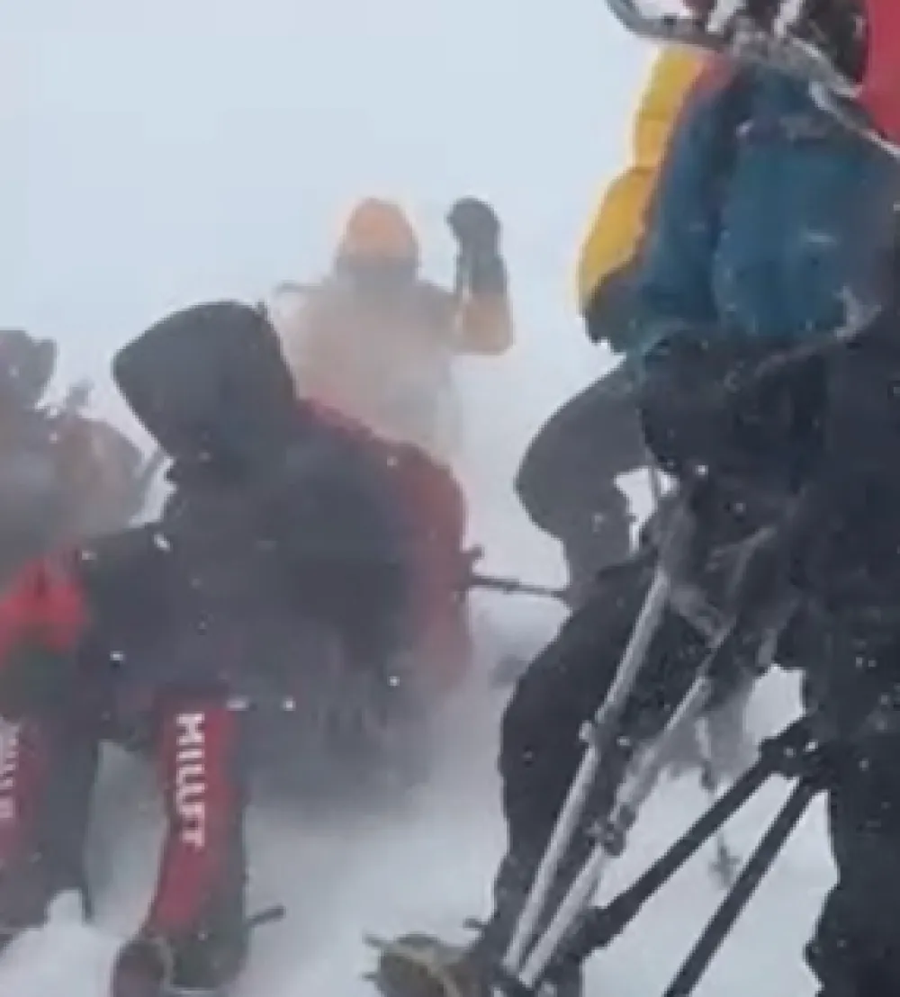 Ruski spasioci objavili snimak s Elbrusa: Mećava i olujni vjetar otežavaju izvlačenje tijela stradalih